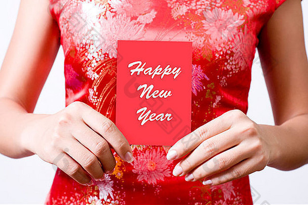 东方女孩红色的旗袍持有红色的包祝快乐一年