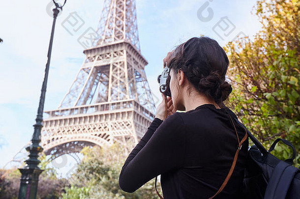 美丽的女孩摆姿势相机采取图片埃菲尔铁塔塔巴黎冠军3