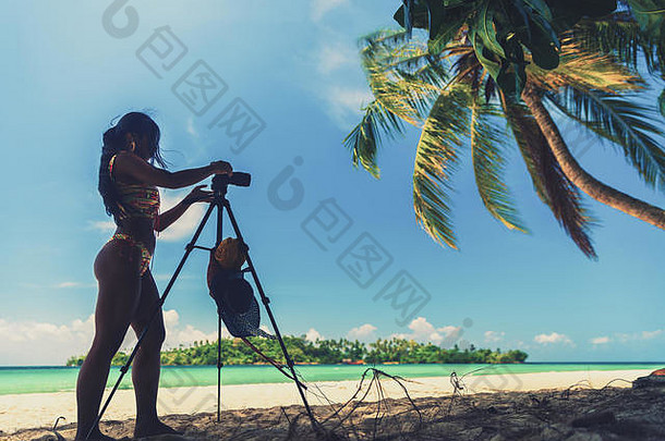 轮廓年轻的女人旅行摄影师采取图片美丽的时刻户外