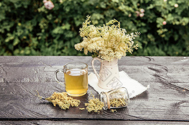 新鲜的绣线菊属植物菲利潘杜拉乌尔玛利亚花壶形状花瓶Herbal茶玻璃茶粉Jar在户外花园表格