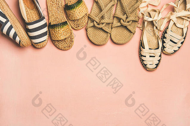 各种时尚的夏天鞋子粉红色的背景复制空间