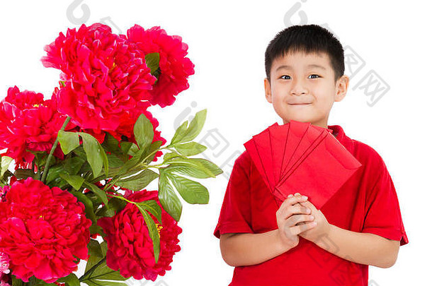 亚洲男孩持有红色的信封孤立的白色背景