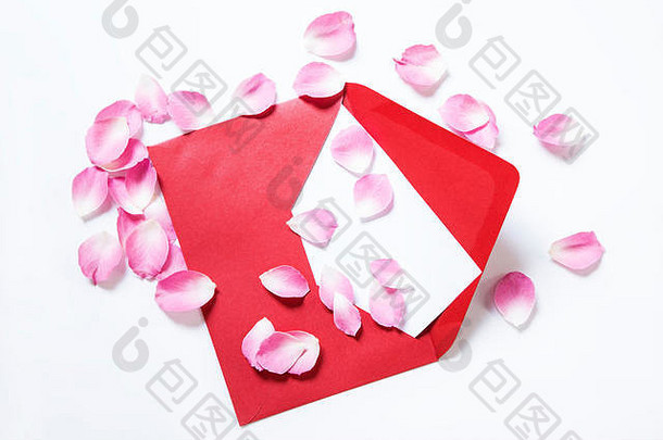 红色的信封空白请注意玫瑰花瓣