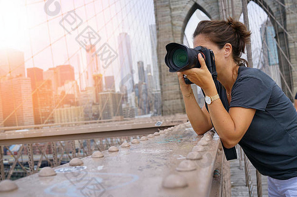 女人采取图片布鲁克林桥纽约