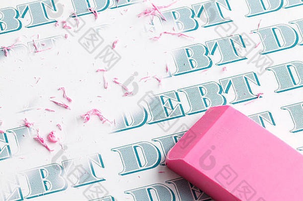 粉红色的橡皮擦擦除多个债务写钱字体。