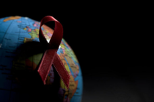 特写镜头世界全球红色的丝带战斗艾滋病黑色的背景空白空间