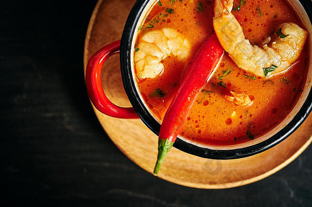 传统的泰国汤虾椰子牛奶红色的能辣椒胡椒