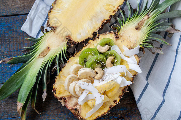 减少一半菠萝椰子传讲猕猴桃腰果完美的甜点饮食健康的餐爱健康的生食物概念