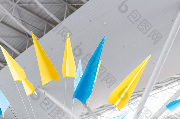 很多黄色的蓝色的纸飞机日益增长的概念