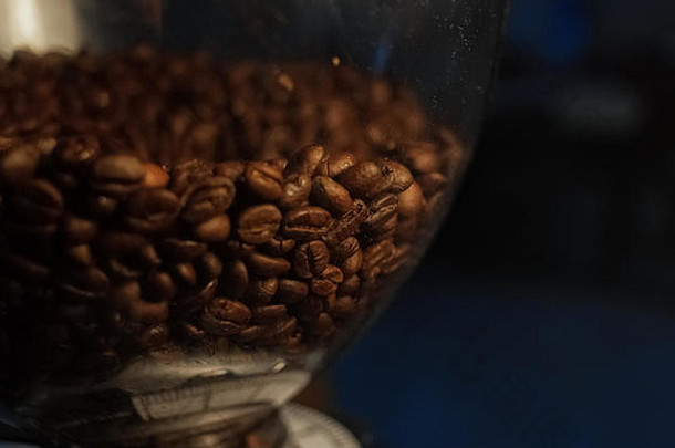 磨床很多<strong>咖啡</strong>豆子黑色的背景焦点<strong>咖啡</strong>豆子