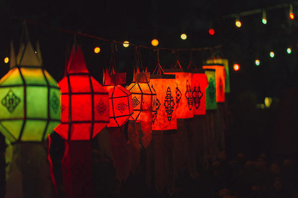色彩斑斓的纸灯传统的泰国风格调用绮彭灯笼彭
