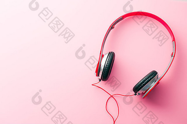 红色的耳机粉红色的背景