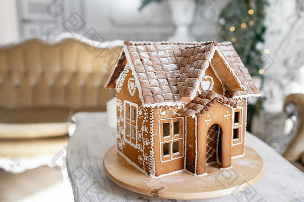 姜饼房子概念假期圣诞节快乐一年散焦灯圣诞节树早....明亮的生活房间假期
