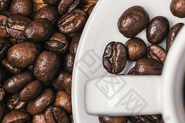 咖啡豆背景木董事会杯咖啡分散咖啡豆子布局平躺
