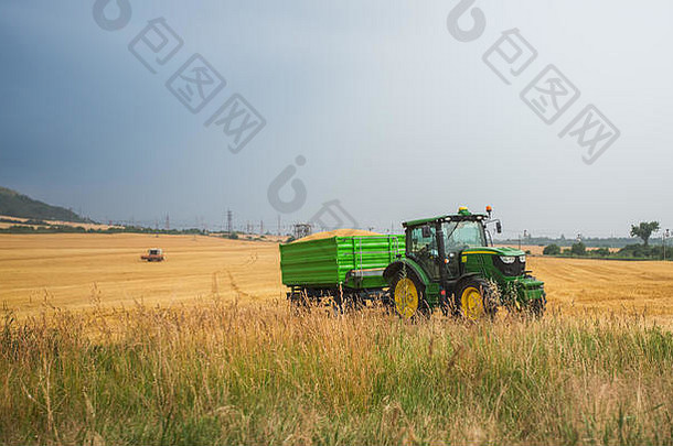 警告保加利亚6月身份不明的农民开车约翰迪尔农业拖拉机预告片完整的粮食约翰迪尔