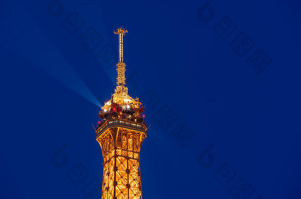 前埃菲尔铁塔塔照亮《暮光之城》champs-de-mars行政区巴黎法国