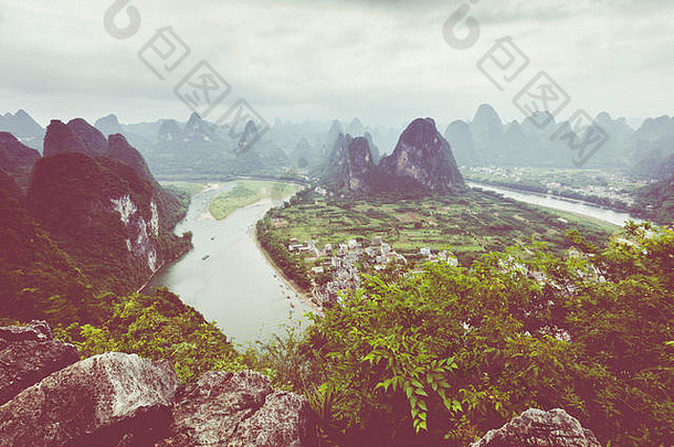 景观桂林河岩溶山位于古老的小镇xingpingyangshuo桂林广西中国