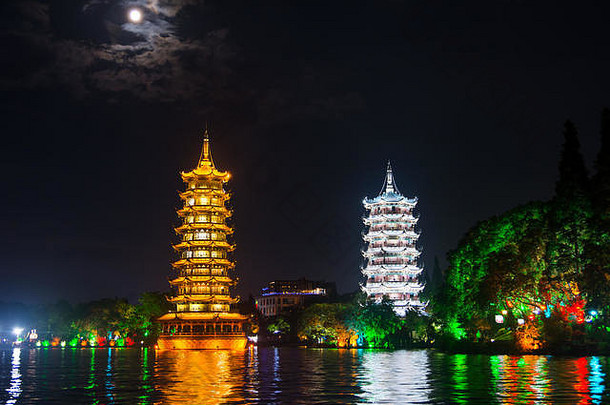 塔桂林中国月光多云的天空