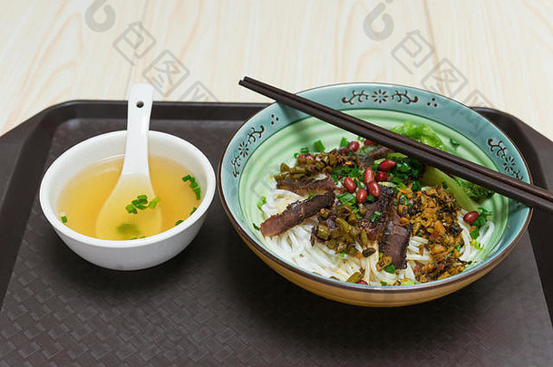 桂林大米面条碗汤附近的塑料板白色