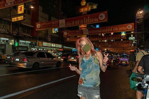 唐人街曼谷泰国2月夫人衣服时髦夫人穿健康面具站唐人街yaowarach路曼谷thail