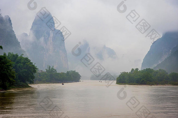 河有雾的云雾包围著名的岩溶山广西壮中国