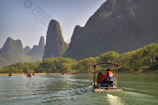 河竹子筏船美丽的绿色山山峰桂林中国