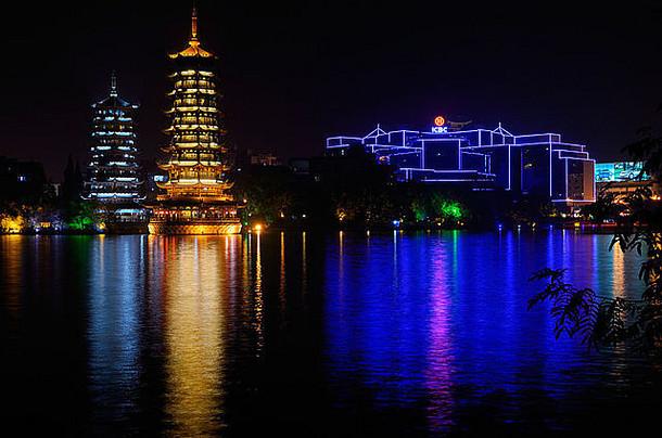 太阳月亮宝塔银行灯反映shanhu冷杉湖晚上桂林国人民共和国中国
