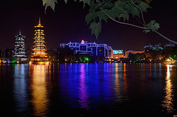 太阳月亮宝塔银行反映shanhu冷杉湖晚上桂林国人民共和国中国