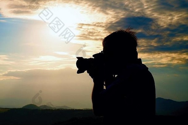 专业摄影师需要照片镜子相机峰岩石梦幻景观橙色太阳地平线
