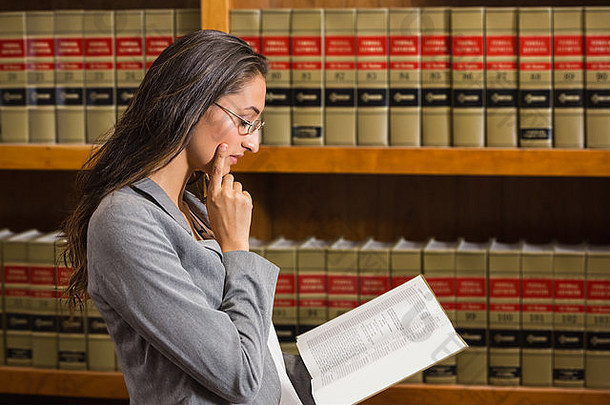 律师阅读法律图书馆