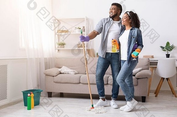 快乐黑色的夫妇站fresh-cleaned生活房间