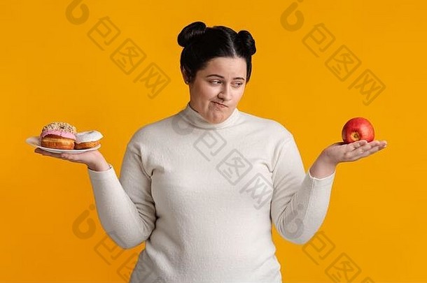饿了肥胖女孩饮食使选择甜甜圈<strong>苹果</strong>