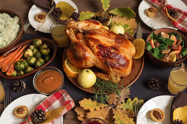 感恩节火鸡晚餐国自制的烤火鸡传统的菜节日感恩节表格