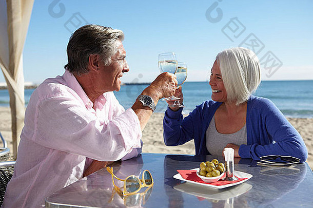 夫妇享受酒海边