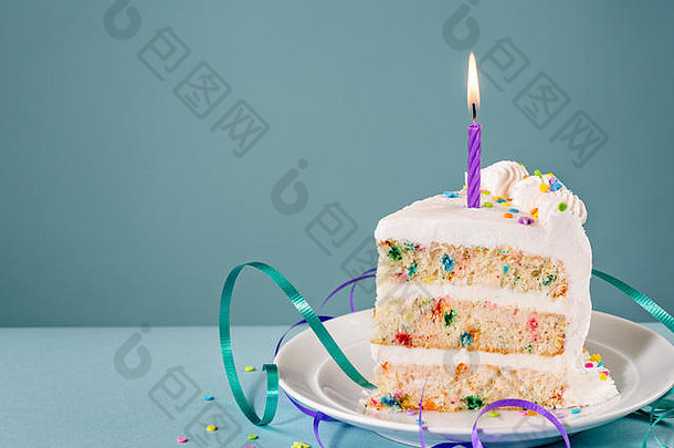 片生日蛋糕基斯蜡烛丝带蓝色的背景