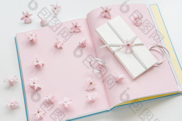 花作文粉红色的花风信子礼物盒子粉红色的背景前视图