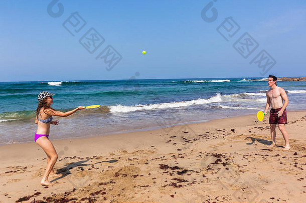 青少年女孩男孩海滩海洋海岸线蝙蝠球截击假期游戏时间