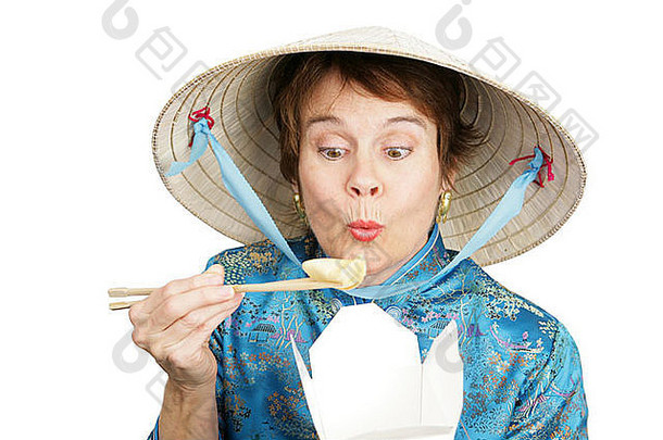 旅游中国人服装<strong>吃饺子</strong>外卖容器孤立的白色
