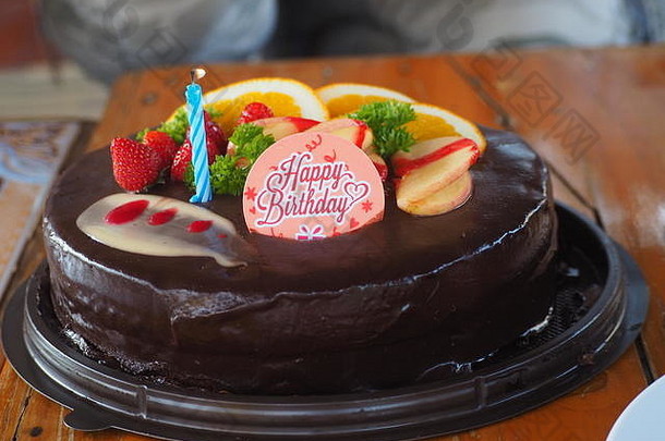 巧克力生日<strong>蛋糕</strong>木表格水果基斯蓝色的蜡烛快乐生日高档的东西