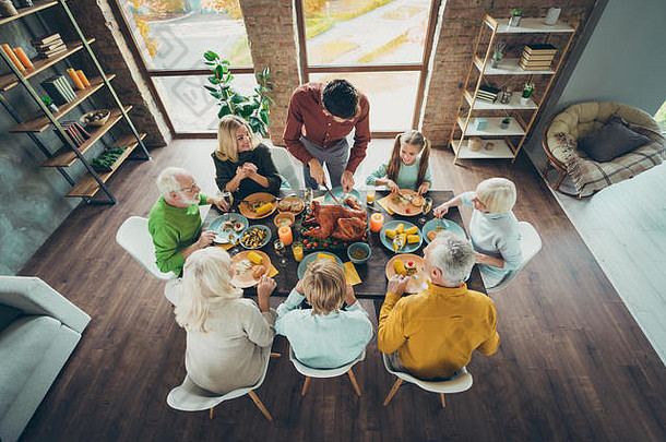 前高角照片大成熟的家庭庆祝10月事件感恩节一天坐表格享受餐鸡眼蔬菜收获男人。切片