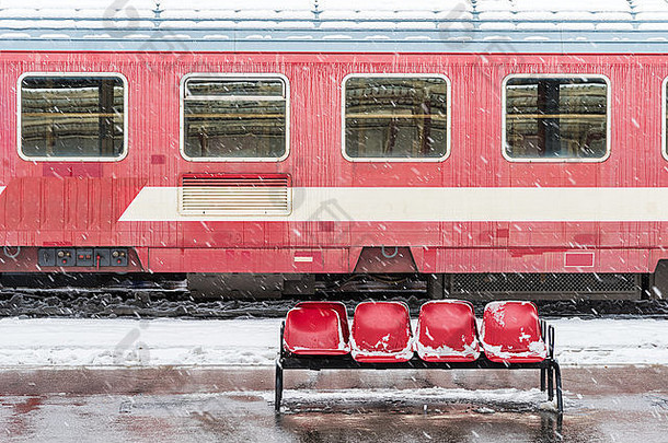 冰冻火车重降雪