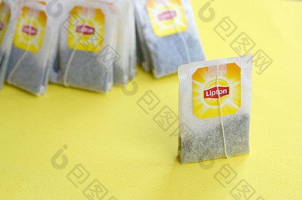哈尔科夫乌克兰10月利普顿黄色的标签黑色的茶袋柔和的黄色的表面关闭利普顿世界著名的品牌茶