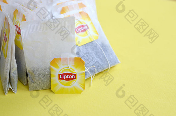 哈尔科夫乌克兰10月利普顿黄色的标签黑色的茶袋柔和的黄色的表面关闭利普顿世界著名的品牌茶