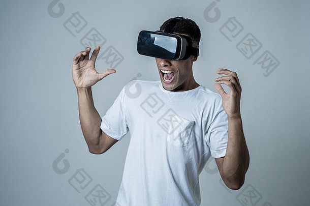 惊讶非洲美国男人。耳机眼镜感觉兴奋模拟探索虚拟现实使手势互动