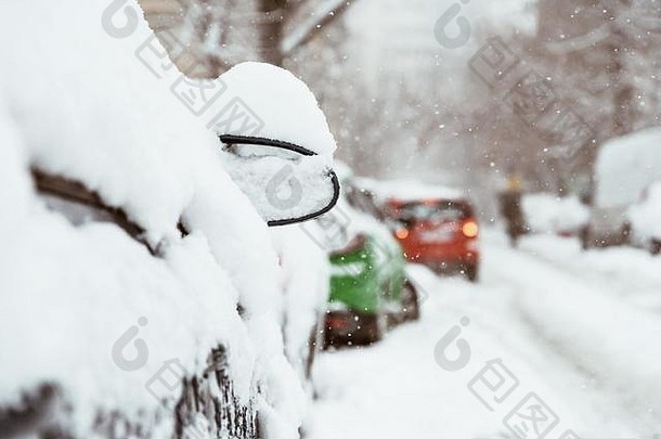 汽车覆盖新鲜的白色雪重暴雪布加勒斯特城市