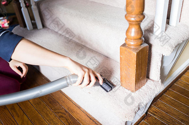 年轻的女人管家女仆手特写镜头吸尘真空地毯地板上内部室内房子生活房间楼梯步骤楼梯圆顶