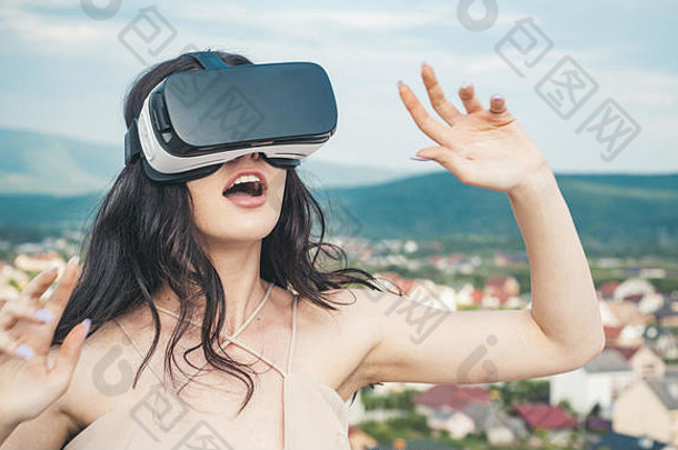女人眼镜虚拟现实女人经验虚拟现实头戴式耳机眼镜视觉现实概念数字未来创新女孩耳机未来技术