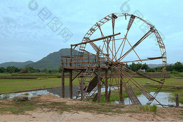 竹子水轮灌溉大米字段游荡省泰国