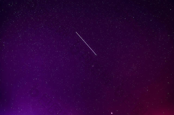 陨石跟踪超紫罗兰色的晚上布满星星的天空背景发光的星星陨石小道