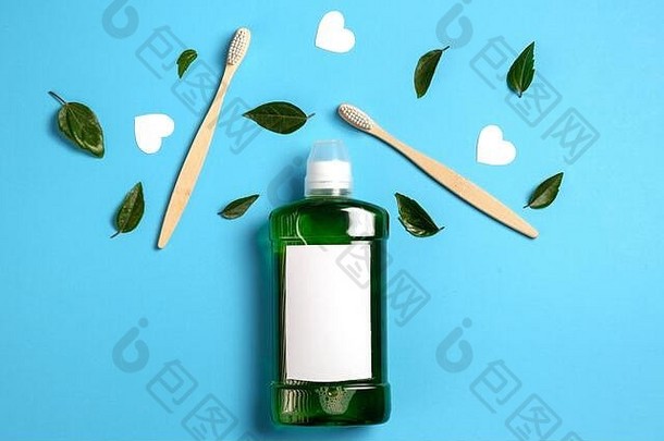 口服护理产品漱口水木竹子生态友好的牙刷绿色叶白色心蓝色的背景牙齿卫生情人节一天